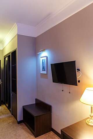 Отель Red Village Hotel Нур-Султан Улучшенный двухместный номер с 2 отдельными кроватями-1