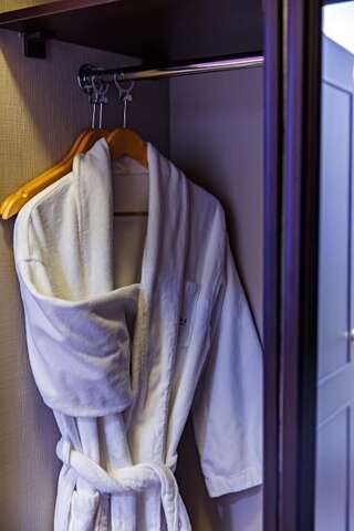 Отель Red Village Hotel Нур-Султан Улучшенный двухместный номер с 2 отдельными кроватями-5