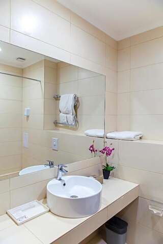 Отель Red Village Hotel Нур-Султан Улучшенный двухместный номер с 2 отдельными кроватями-8