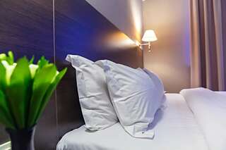 Отель Red Village Hotel Нур-Султан Улучшенный номер с кроватью размера «king-size»-2